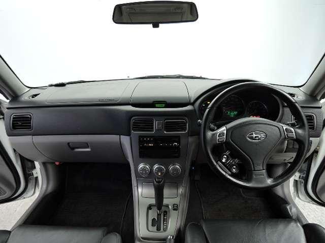 Used Subaru Forester 2006 Model White Pearl body color photo: Interior view