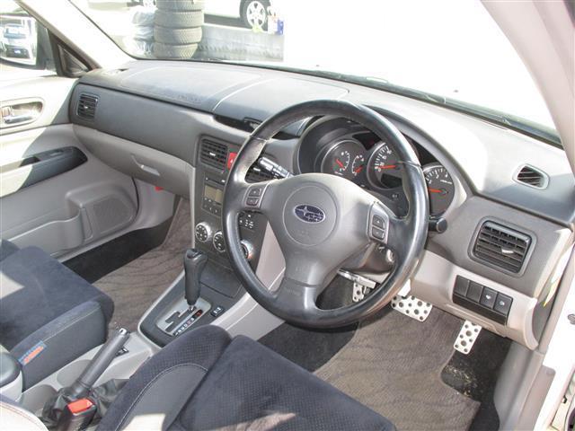 Used Subaru Forester 2007 Model White Pearl body color photo: Interior view