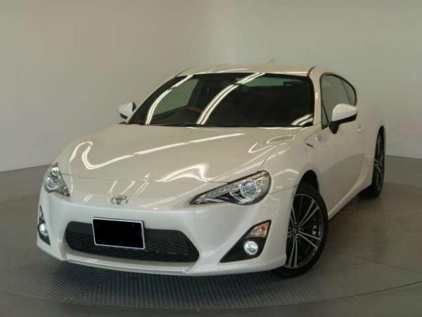 Used Toyota 86 White Pearl body color 2012 model photo: Front view
