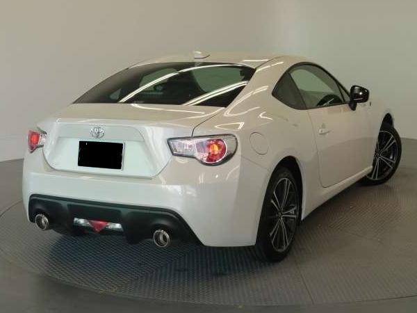 Used Toyota 86 White Pearl body color 2012 model photo: Rear view