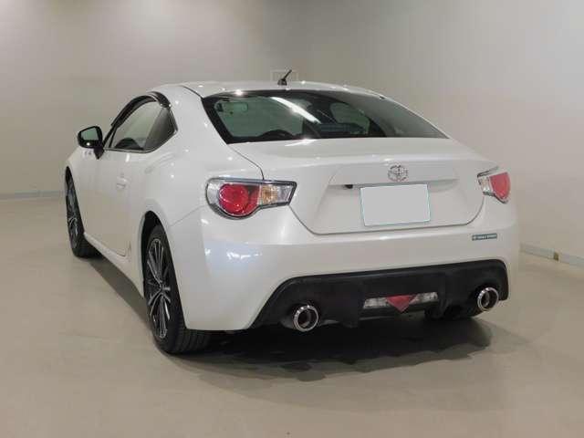 Used Toyota 86 White Pearl body color 2013 model photo: Back view