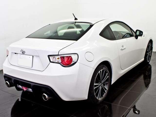 Used Toyota 86 White Pearl body color 2014 model photo: Back view
