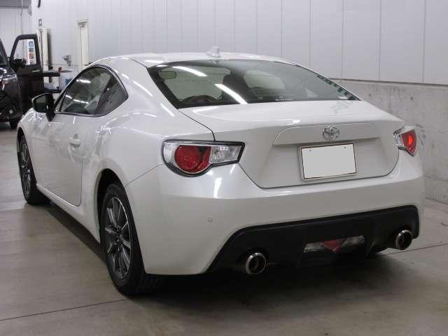 Used Toyota 86 White Pearl body color 2015 model photo: Back view