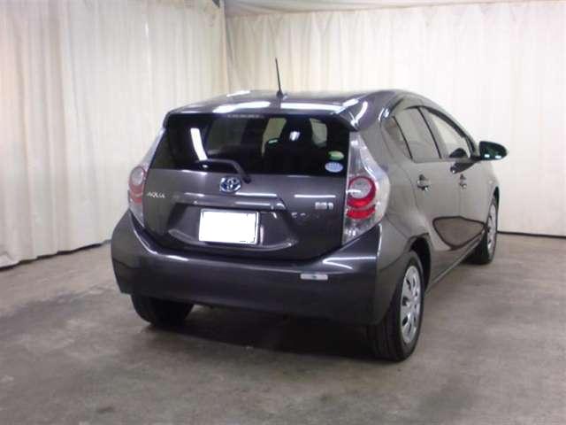 Toyota Aqua used car 2012 model Gray color photo: Back view (Rear view)