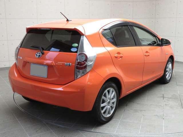 Toyota Aqua used car 2012 model Orange color photo: Back view (Rear view)