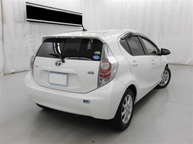 Toyota Aqua used car 2012 model Pearl White color photo: Back view (Rear view)