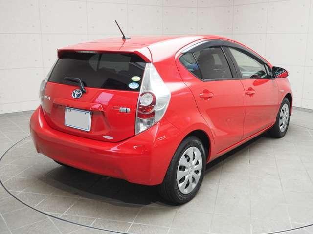 Toyota Aqua used car 2012 model Red color photo: Back view (Rear view)