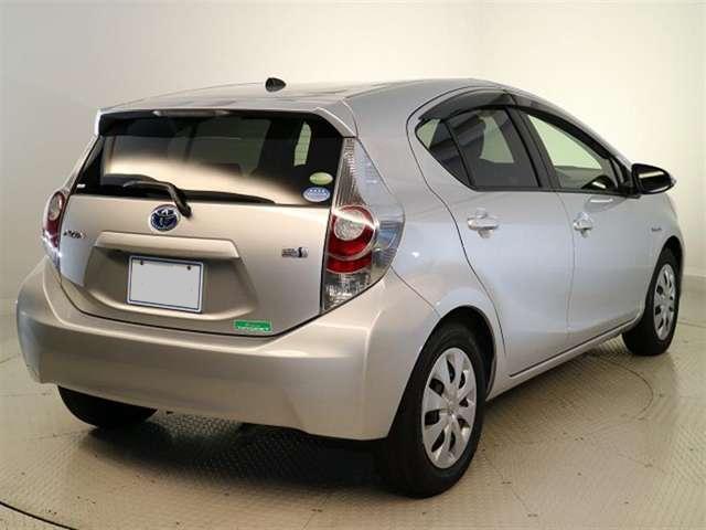 Toyota Aqua used car 2012 model Silver color photo: Back view (Rear view)