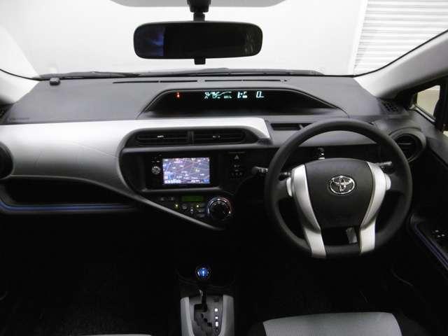 Toyota Aqua used car 2013 model Black color photo: Cockpit view (Driver view)