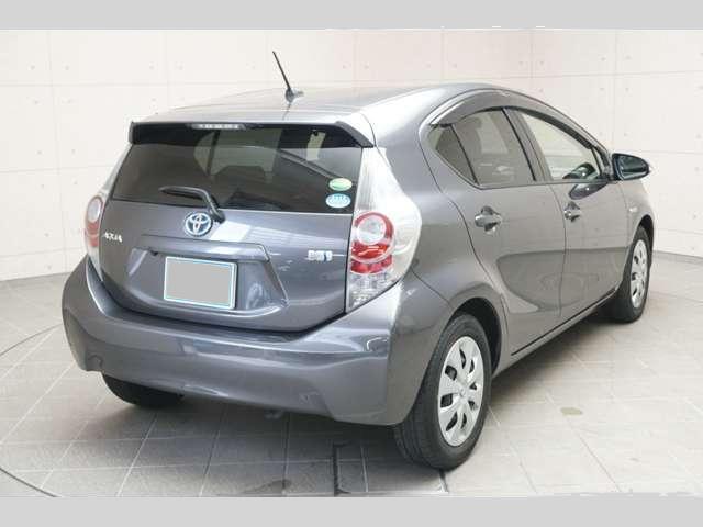 Toyota Aqua used car 2013 model Gray color photo: Back view (Rear view)