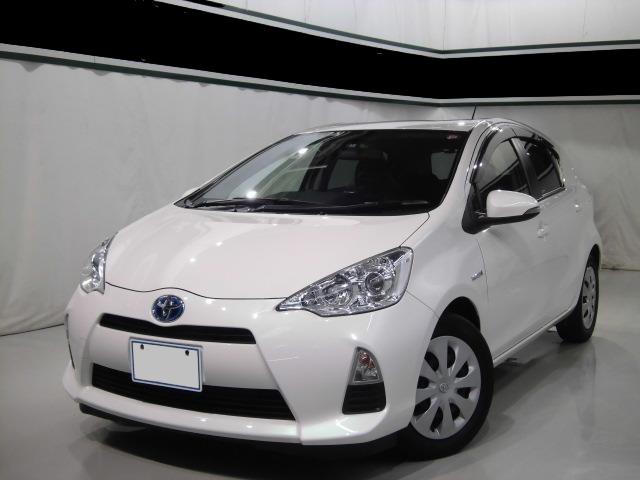 Toyota Aqua used car 2013 model Pearl White color photo: Front view