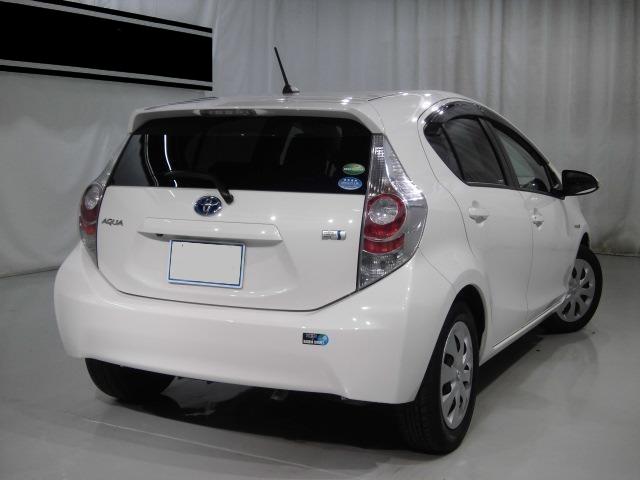 Toyota Aqua used car 2013 model Pearl White color photo: Back view (Rear view)