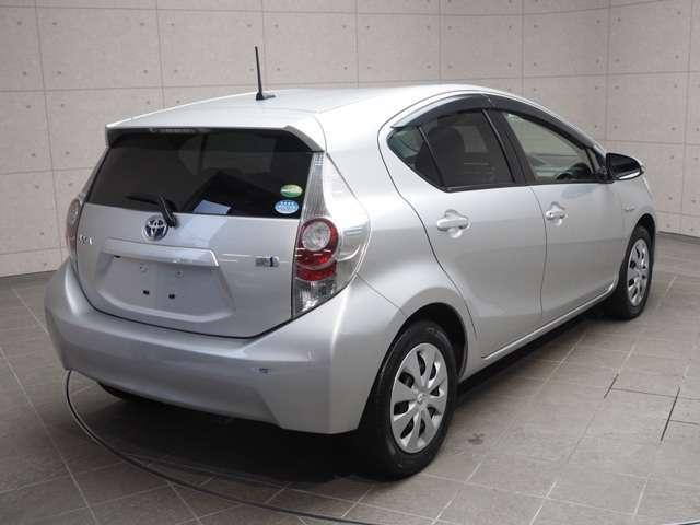 Toyota Aqua used car 2013 model Silver color photo: Back view (Rear view)