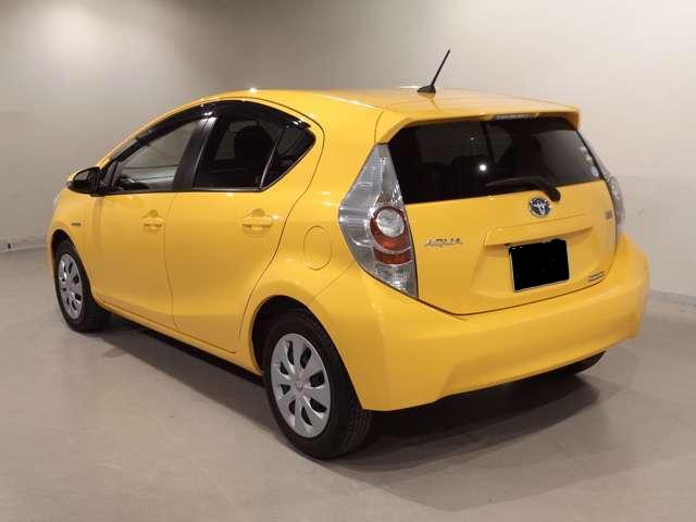 Toyota Aqua used car 2013 model Yellow color photo: Back view (Rear view)