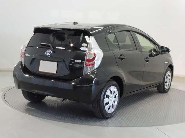 Toyota Aqua used car 2014 model Black color photo: Back view (Rear view)