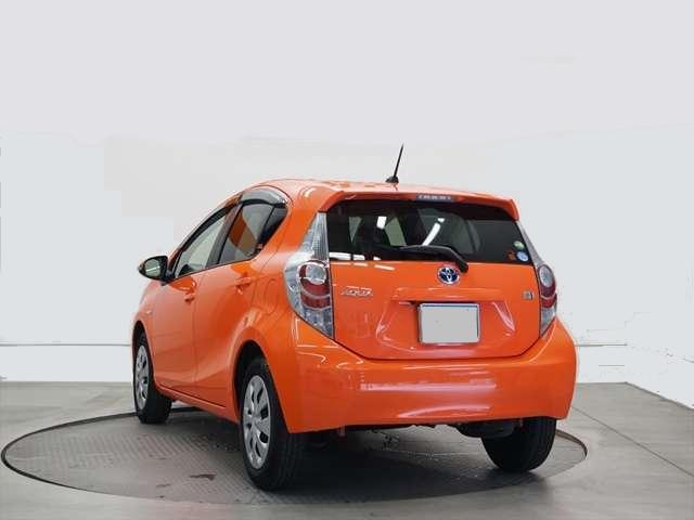 Toyota Aqua used car 2014 model Orange color photo: Back view (Rear view)
