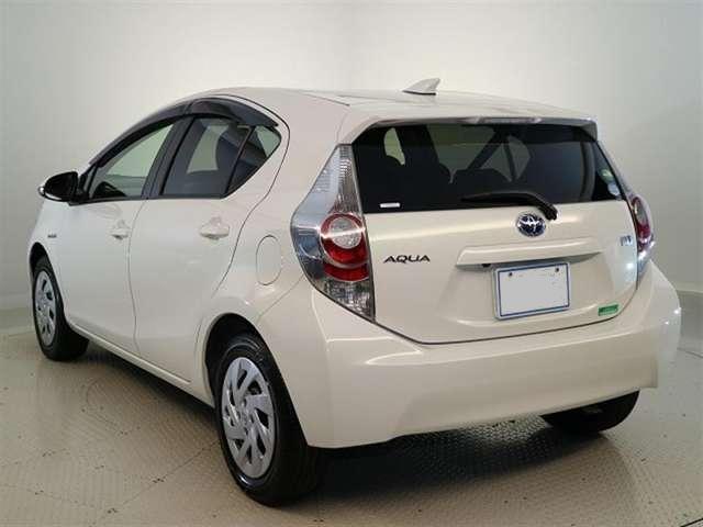 Toyota Aqua used car 2014 model Pearl White color photo: Back view (Rear view)