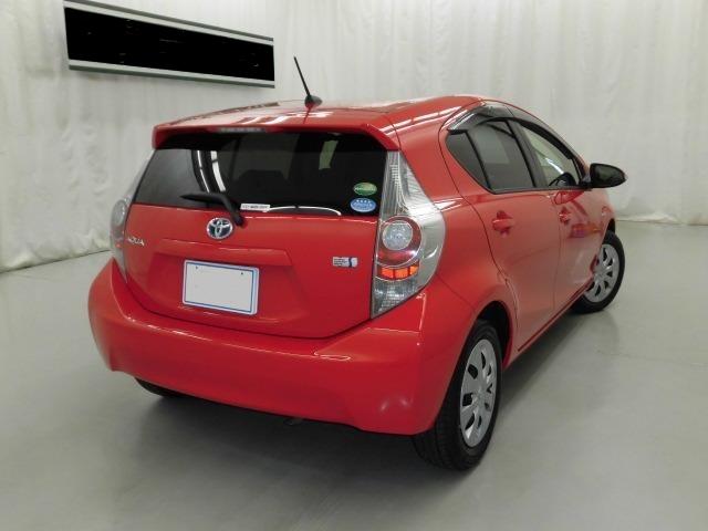 Toyota Aqua used car 2014 model Red color photo: Back view (Rear view)