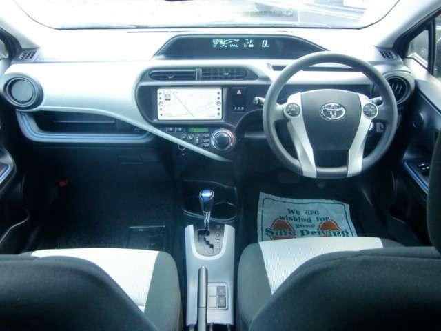 Toyota Aqua used car 2014 model Silver color photo: Cockpit view (Driver view)