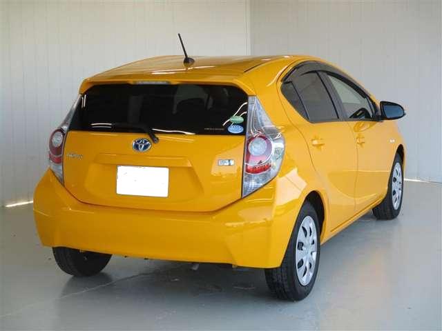 Toyota Aqua used car 2014 model Yellow color photo: Back view (Rear view)