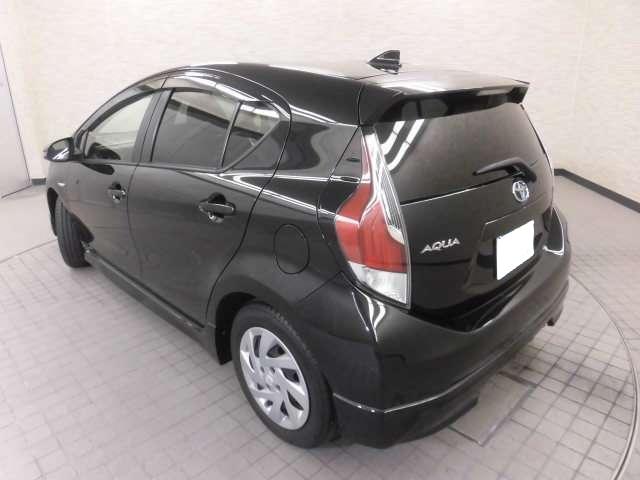 Used Toyota Aqua 2015 model Black color photo: Back view