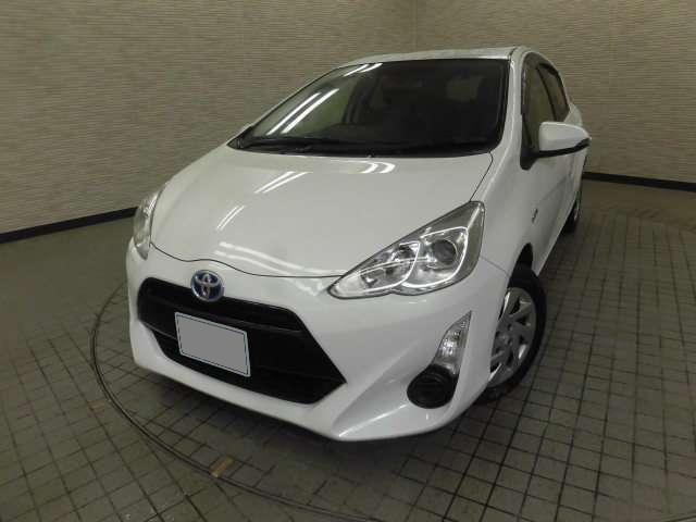 Used Toyota Aqua 2015 model White Pearl color photo: Front view