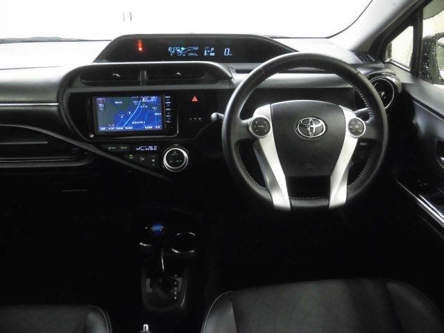 Used Toyota Aqua 2015 model White Pearl color photo: interior view