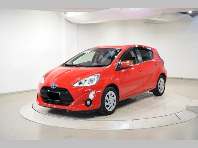 Used Toyota Aqua 2015 model Red color photo: Front view