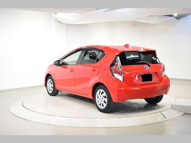 Used Toyota Aqua 2015 model Red color photo: Back view