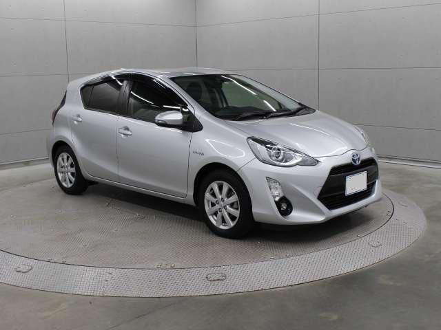 Used Toyota Aqua 2015 model Silver color photo: Front view
