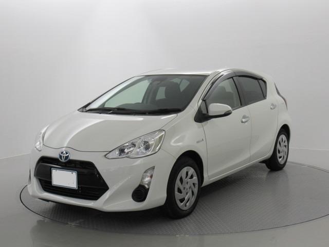 Used Toyota Aqua 2016 model White Pearl color photo: Front view