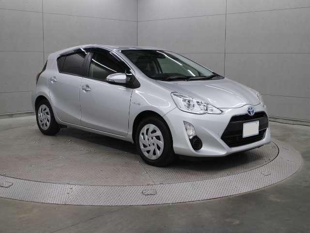 Used Toyota Aqua 2016 model Silver color photo: Front view