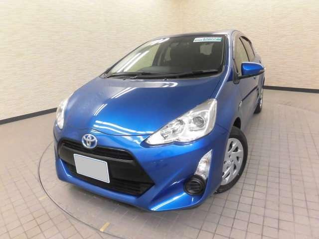 Used Toyota Aqua 2017 model Blue color photo: Front view