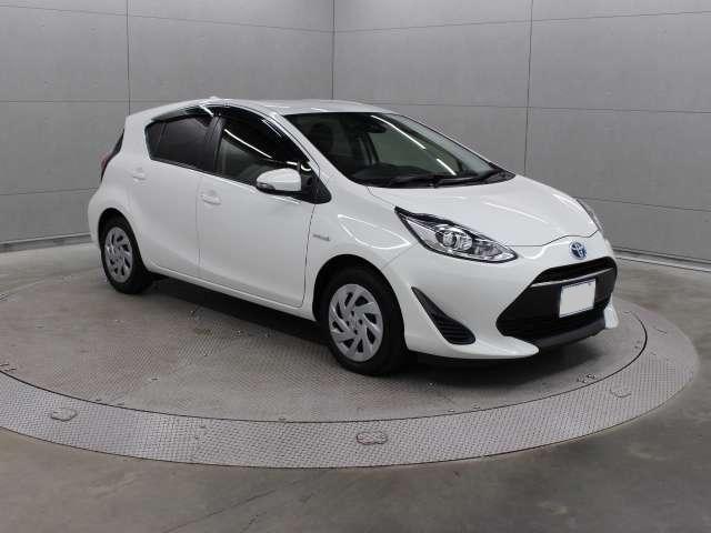 Used Toyota Aqua 2017 model White Pearl color photo: Front view
