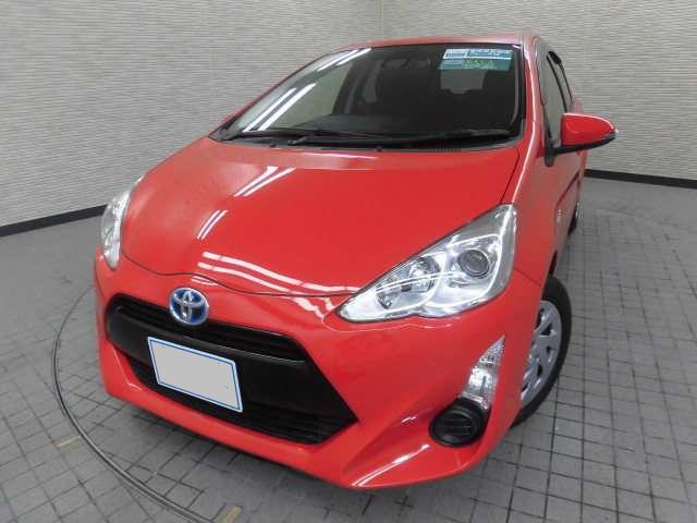 Used Toyota Aqua 2017 model Red color photo: Front view