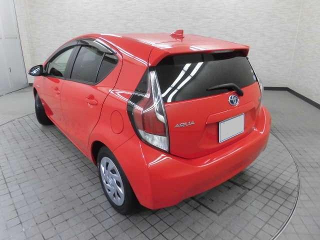 Used Toyota Aqua 2017 model Red color photo: Back view
