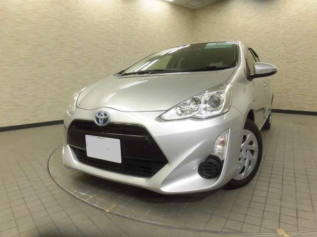 Used Toyota Aqua 2017 model Silver color photo: Front view