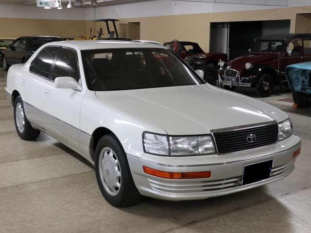 Used Toyota Celsior White Pearl body color 1993 model photo: Front view
