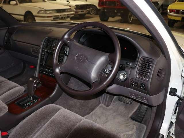Used Toyota Celsior White Pearl body color 1993 model photo: Interior view
