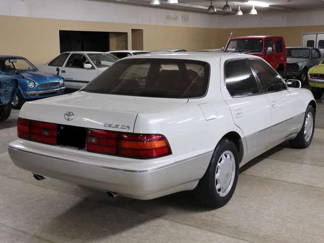 Used Toyota Celsior White Pearl body color 1993 model photo: Back view