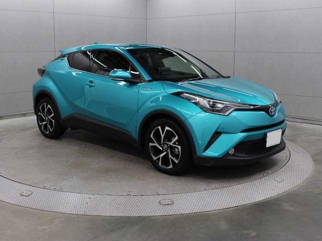 Used Toyota CHR Hybrid 2016 Model Green color photo: Front view