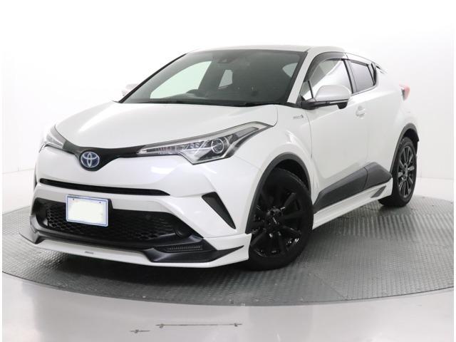 Used Toyota CHR Hybrid 2016 Model White Pearl color photo: Front view