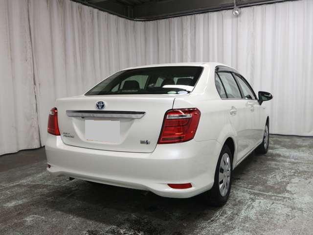 Used Toyota Corolla Axio Hybrid 2017 model, White Pearl color photo: Back view