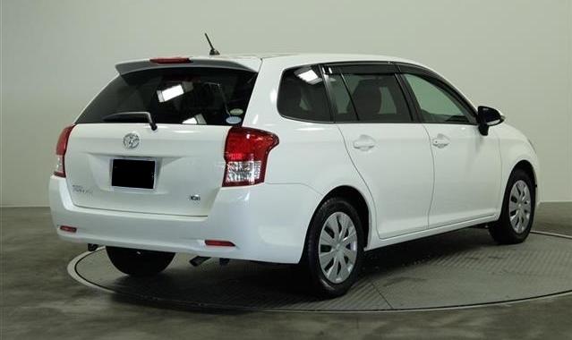 Used Toyota Corolla Fielder 2013 model Pearl White color photo: Back view (Rear)