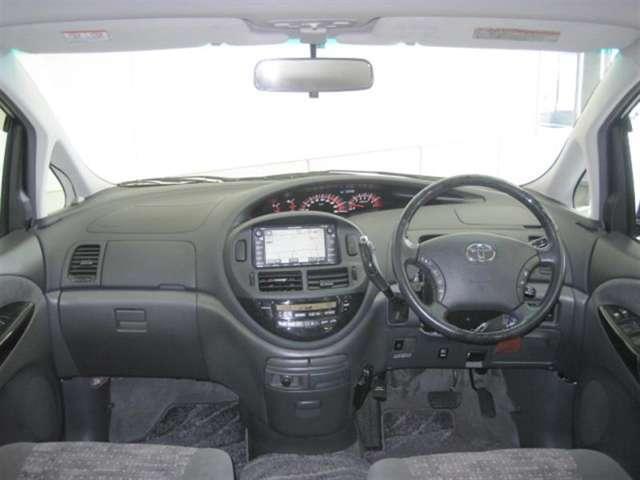 Used Toyota Estima White Pearl body color 2005 model photo: Interior view