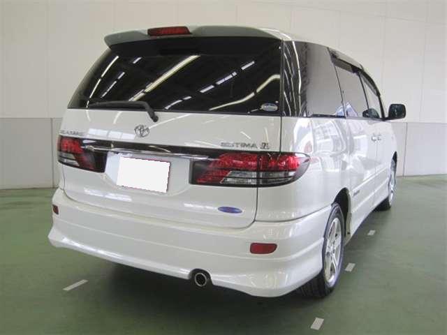Used Toyota Estima White Pearl body color 2005 model photo: Back view
