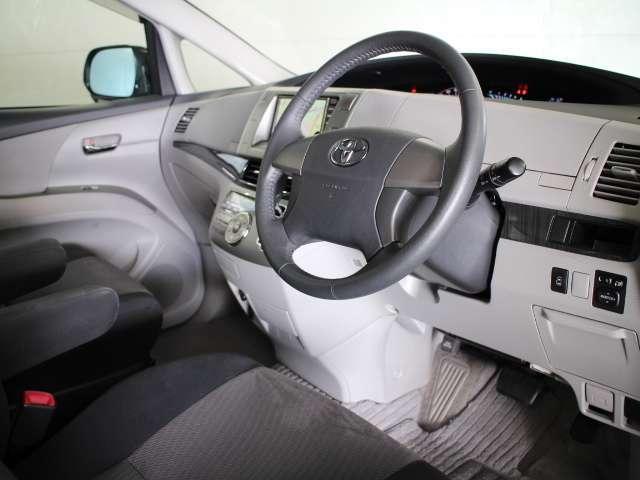 Used Toyota Estima White Pearl body color 2007 model photo: Interior view