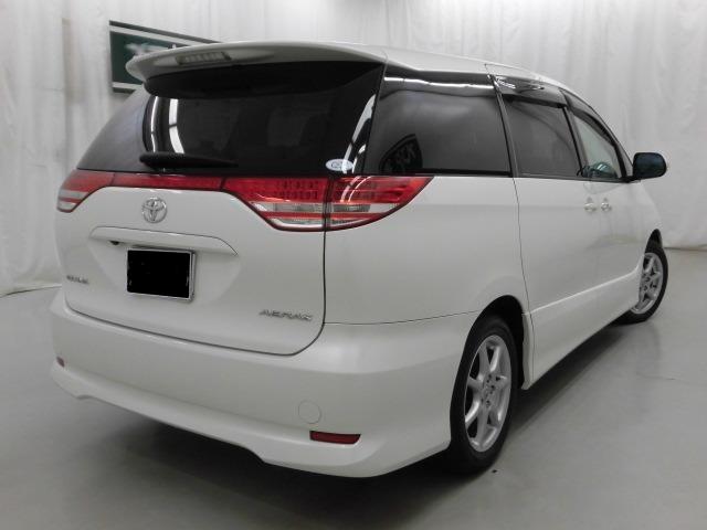 Used Toyota Estima White Pearl body color 2008 model photo: Back view
