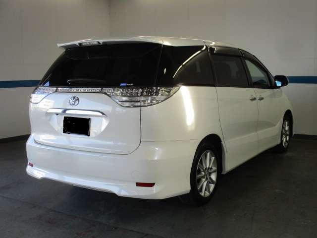 Used Toyota Estima White Pearl body color 2009 model photo: Back view