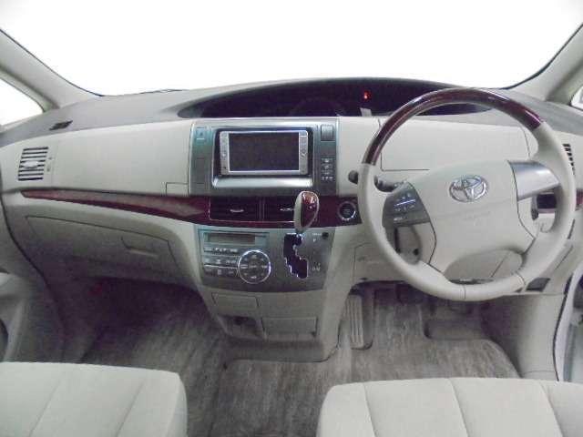 Used Toyota Estima White Pearl body color 2010 model photo: Interior view